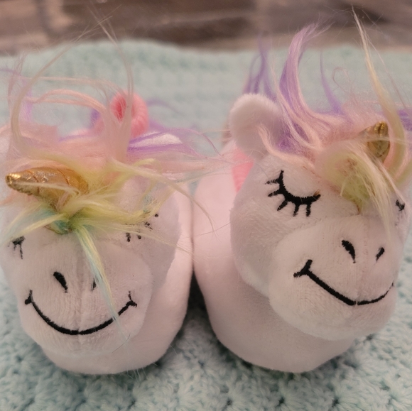 🦄 Toddler Unicorn plush slippers - Picture 2 of 6